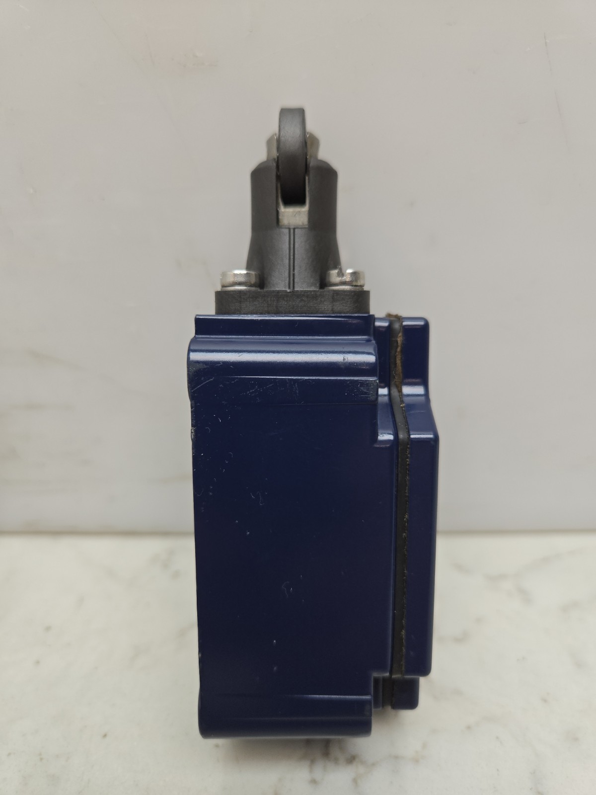 Schmersal MR330-11Y-M20 Position Switch Roller Plunger Actuated 250V New