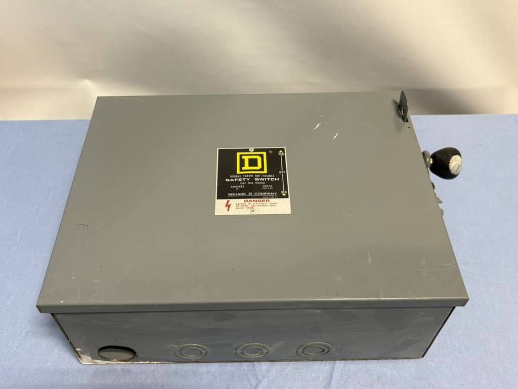 Square D Company Double Throw Not Fusible Safety Switch Indoor Enclosure 92452