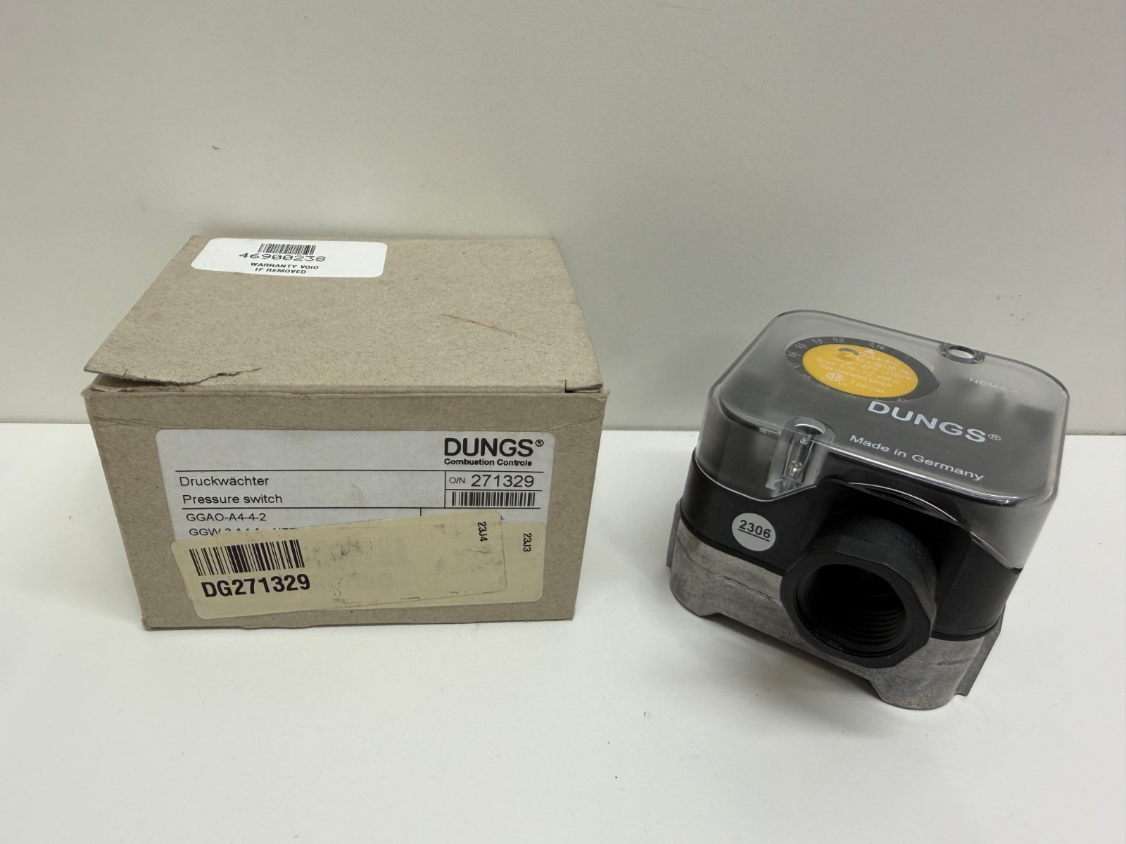 NEW IN BOX! DUNGS 120V 7PSI GAS OPERATED PRESSURE SWITCH 271329 GGAO-A4-4-2