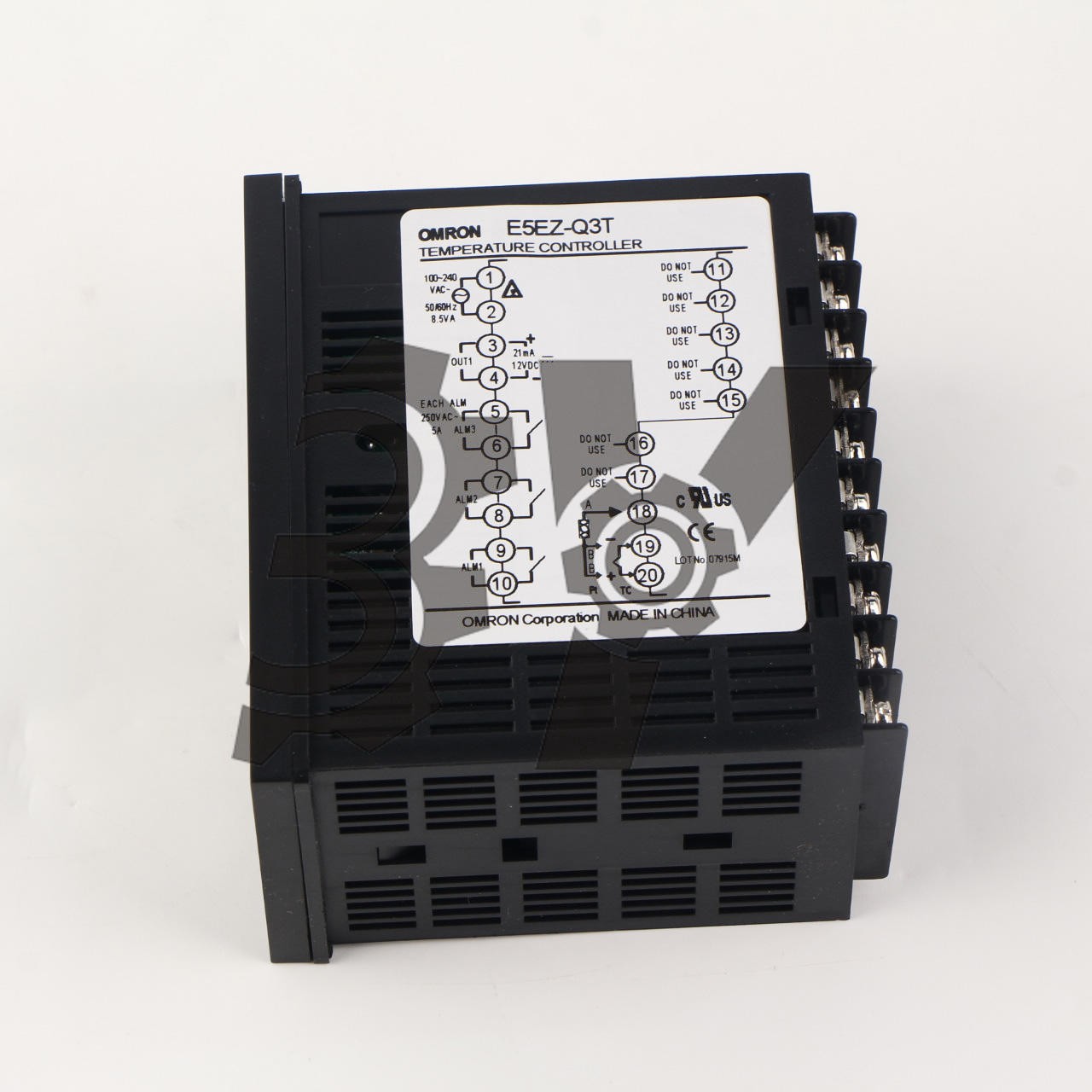 ONE NEW Omron Temperature Controller E5EZ-Q3T 100-240VAC IN BOX