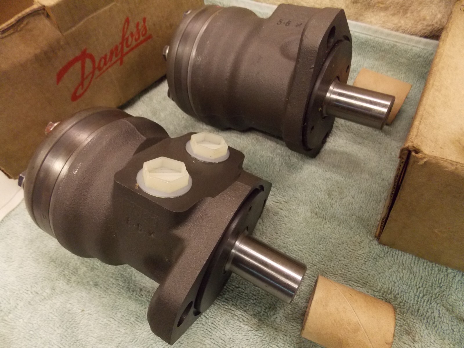 Danfoss N258 151-2383 Hydraulic Motor 1” Shaft Displace 4.9in3/r 2bolt Flange