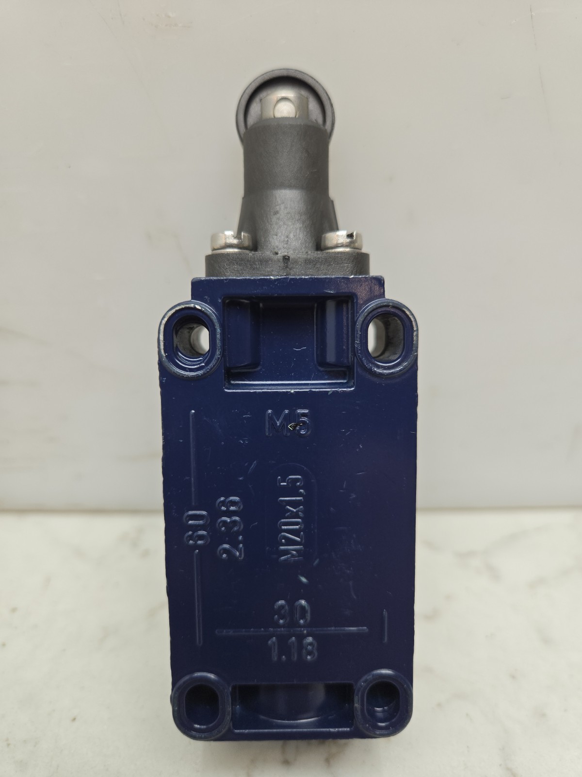 Schmersal MR330-11Y-M20 Position Switch Roller Plunger Actuated 250V New
