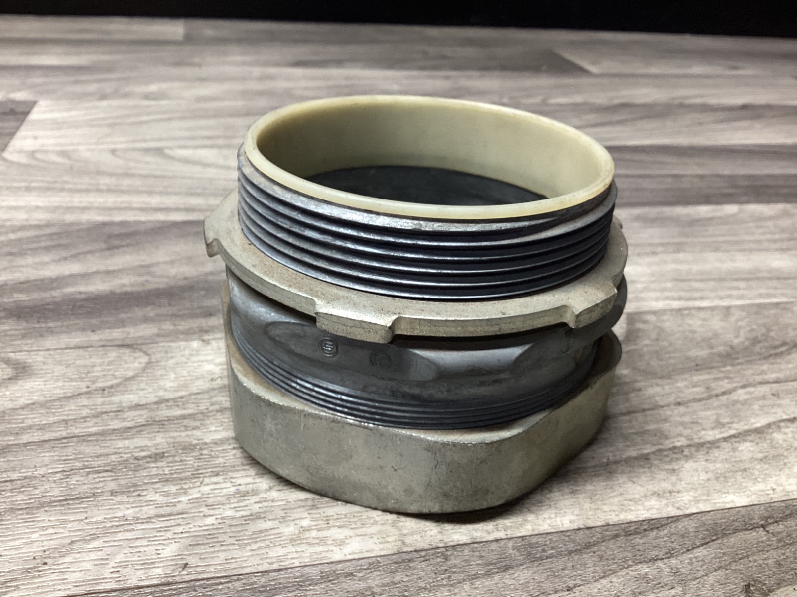 Halex Rigid EMT Conduit Compression Coupler 3-1/2″ #115D133PR5*SI