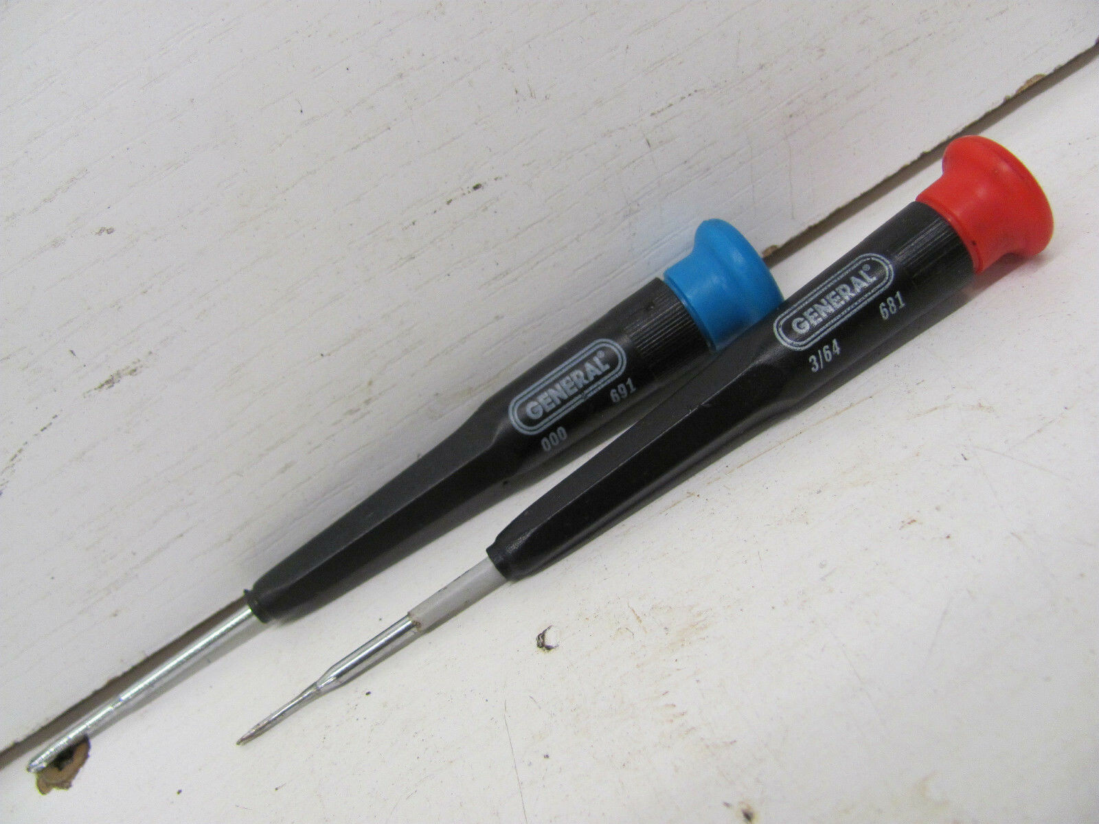 LOT OF 2 GENERAL SCREWDRIVERS 3/64 FLATHEAD 681 000 PHILLIPS 000 691