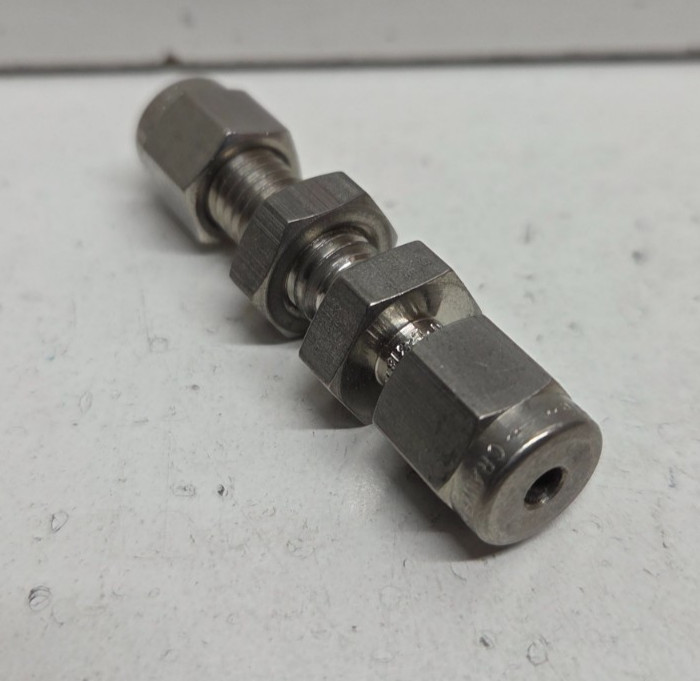 NEW NO BOX! SWAGELOK 1/8″ TUBE OD STAINLESS STEEL BULKHEAD UNION SS-200-61