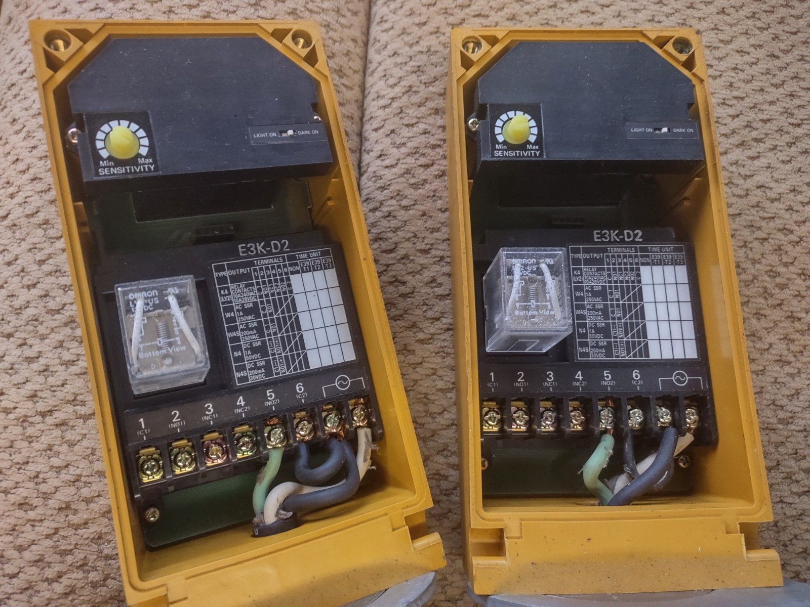 Set of 2 OMRON E3K-D2 PHOTOELECTRIC SWITCHES 100-240 VAC/24-240 VDC E3KD2