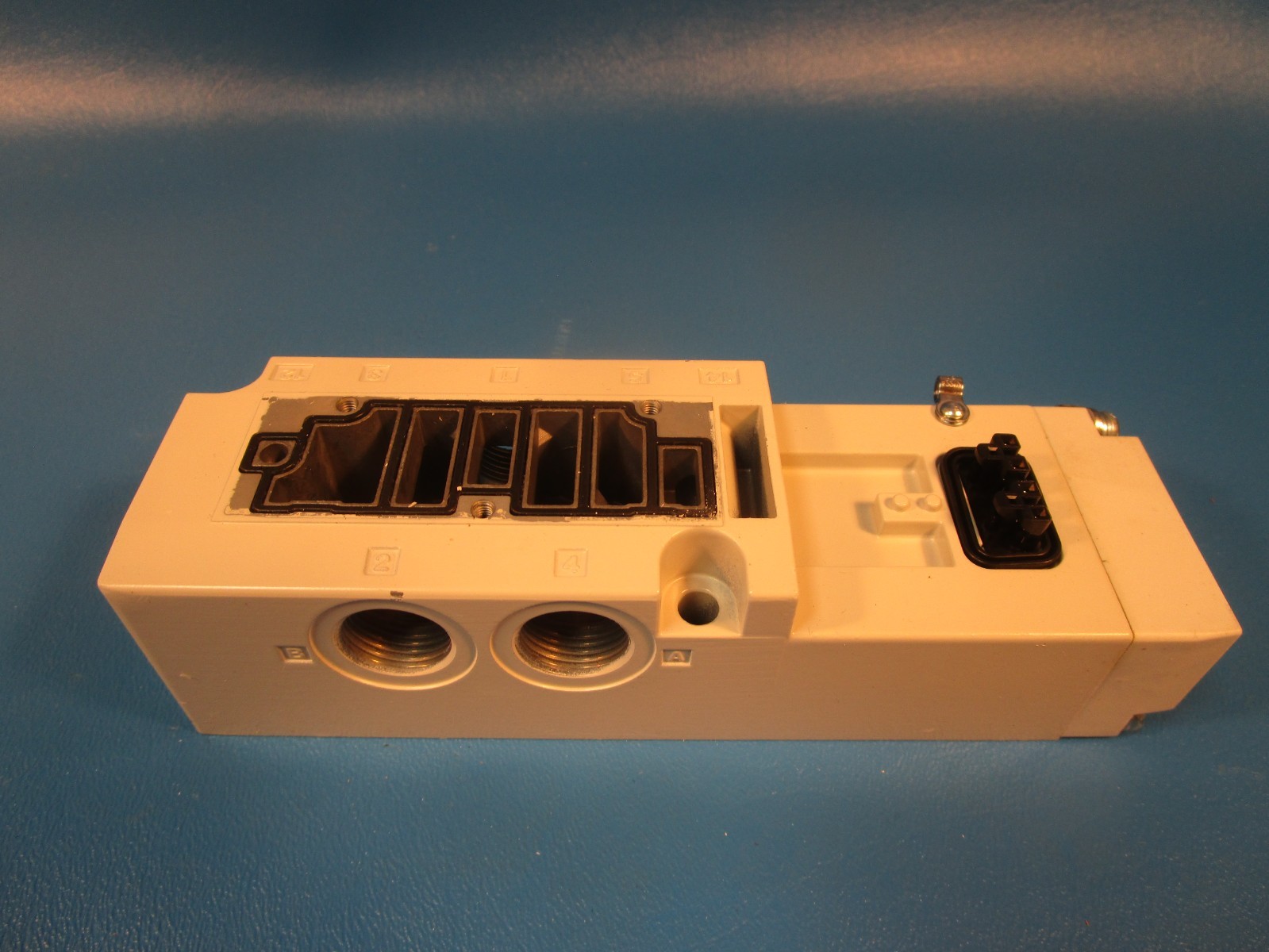 SMC VQ4000-PW-03F, SUB PLATE, VFS4000 SOLENOID VALVE 4/5 PORT
