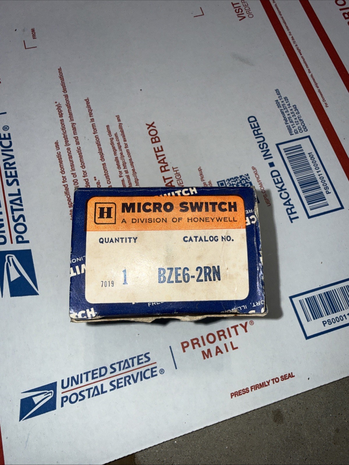 Old Stock New BZE6-2RN LIMIT SWITCH for HONEYWELL MICROSWITCH BZE62RN