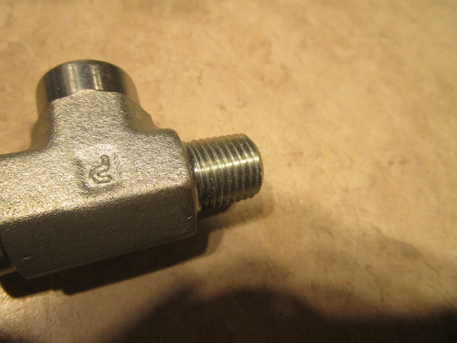 PARKER SMB-4, 1/4″ FNPT, 1/4″ FNPT, 1/4″ MNPT, TEE, ZINC PLATED, E0696