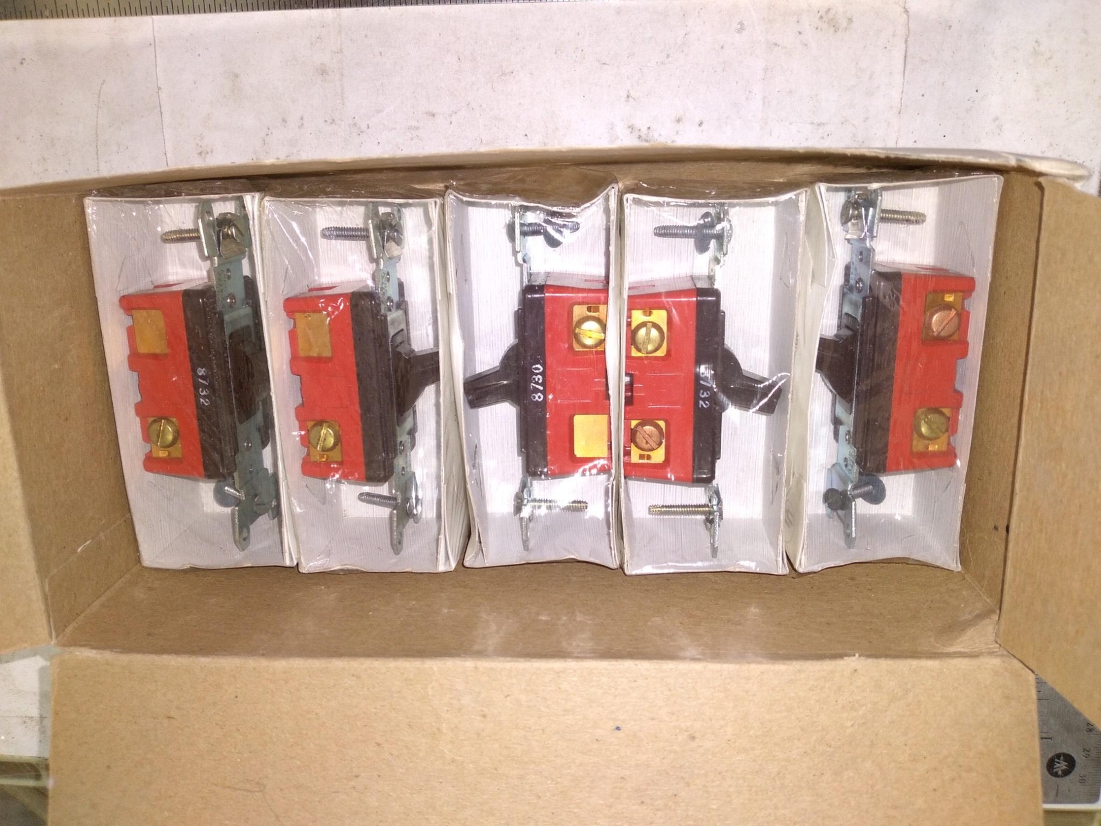 COOPER ARROW HART 1223 A C SWITCH 20A 120-277VAC THREE WAY BROWN ‘5 IN BOX’