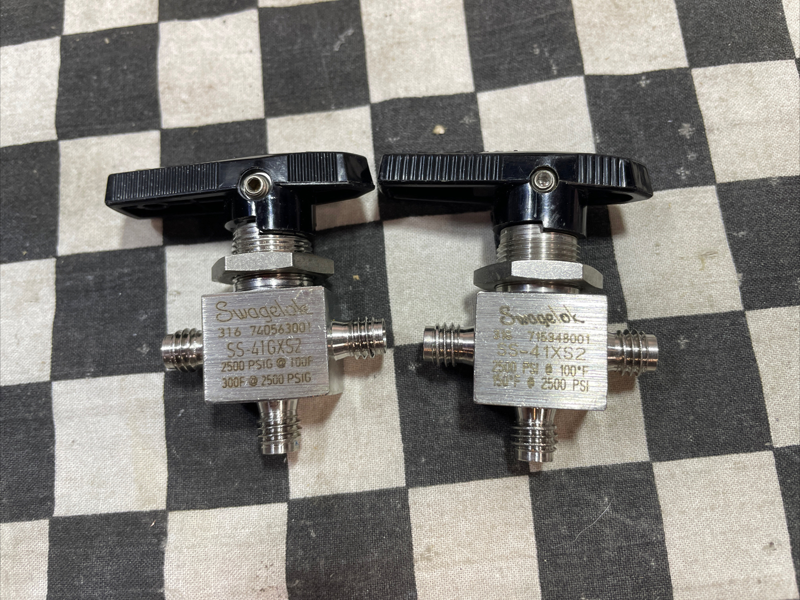SWAGELOK SS-41GXS2 & SS-2P4T, 3-Way Ball Valve &Quarter Turn 1/8″, LOT OF 5#CC30