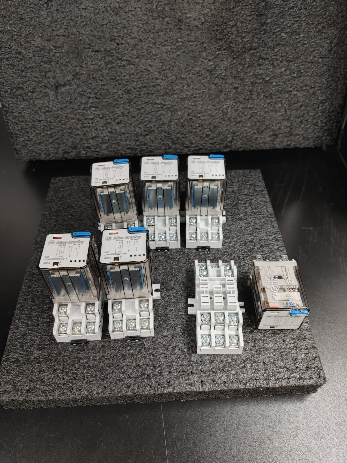 Lot of 6 ALLEN BRADLEY 700-HB32Z24-3-4 24V DC GP Tall Square Base Relay w Base
