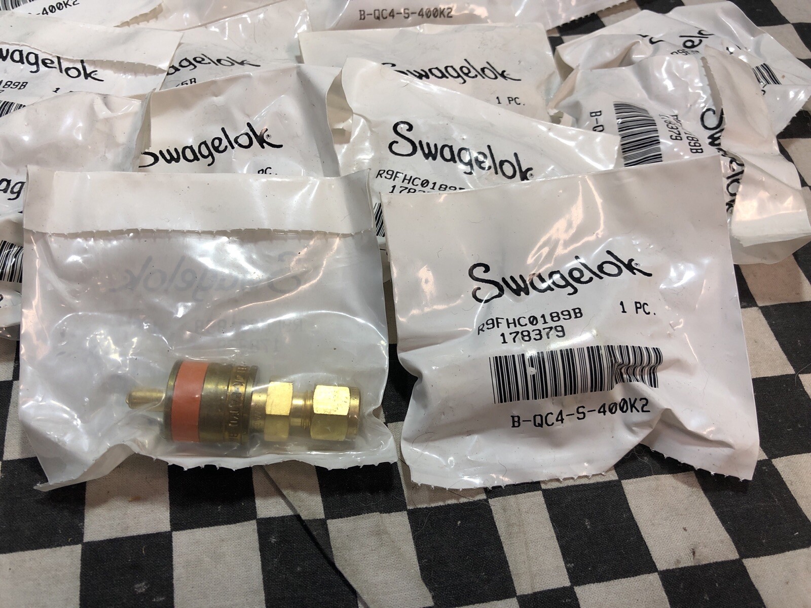 Swagelok Quick Connect 1/4″, Orange Key, B-QC4-S-400K2, LOT OF 14 #1649Q13