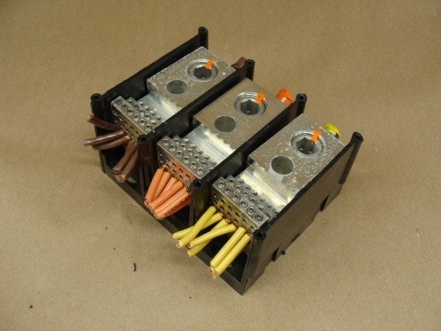 FERRAZ SHAWMUT POWER DISTRIBUTION BLOCK 67493 3P 600V