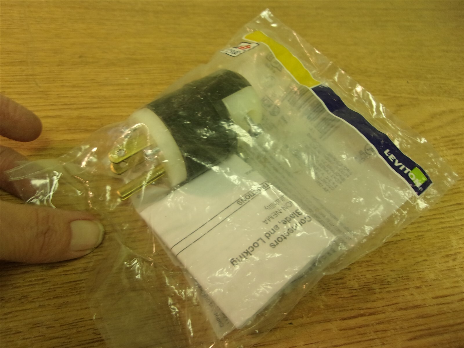 NEW Leviton 2 pole3 wire Grounding Plug Straight Blade 171-5266-C*FREE SHIPPING*