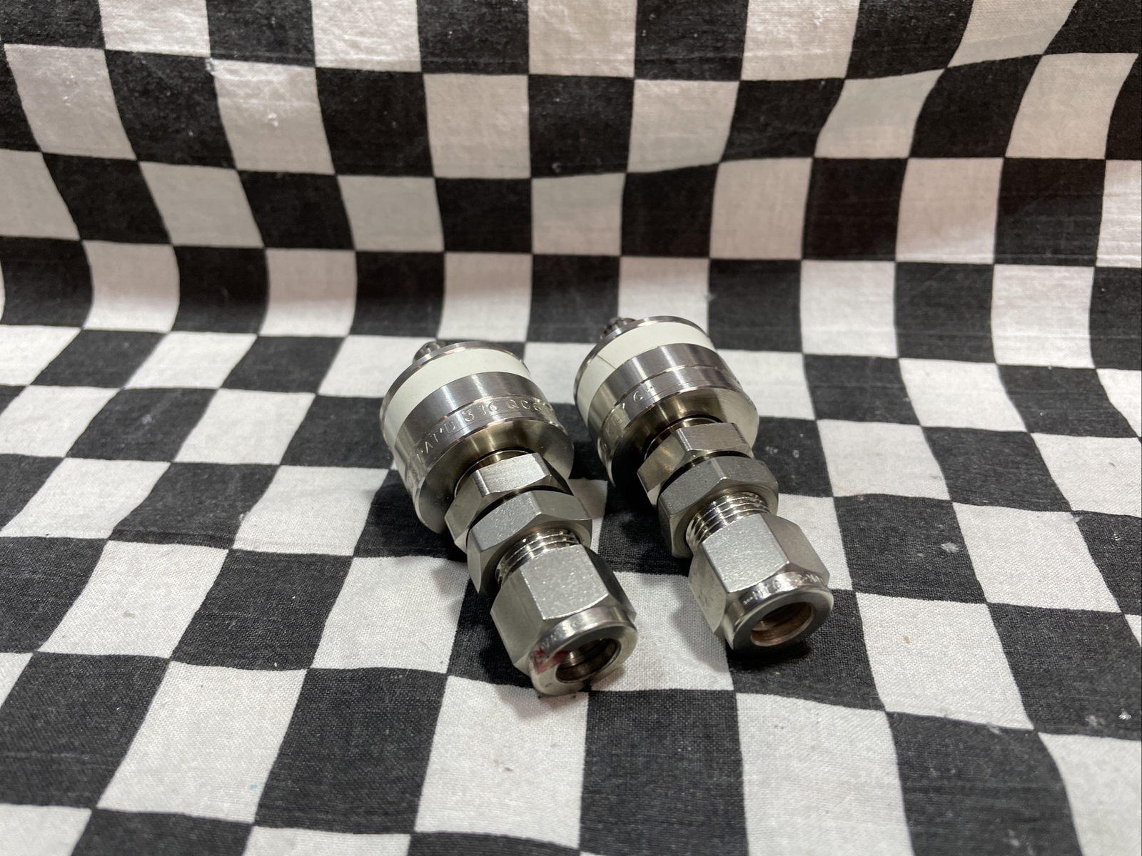 Swagelok Bulkhead Quick Connect 3/8″ VALVE, SS-QC6-D1-600K6, LOT OF 2, #1549D2
