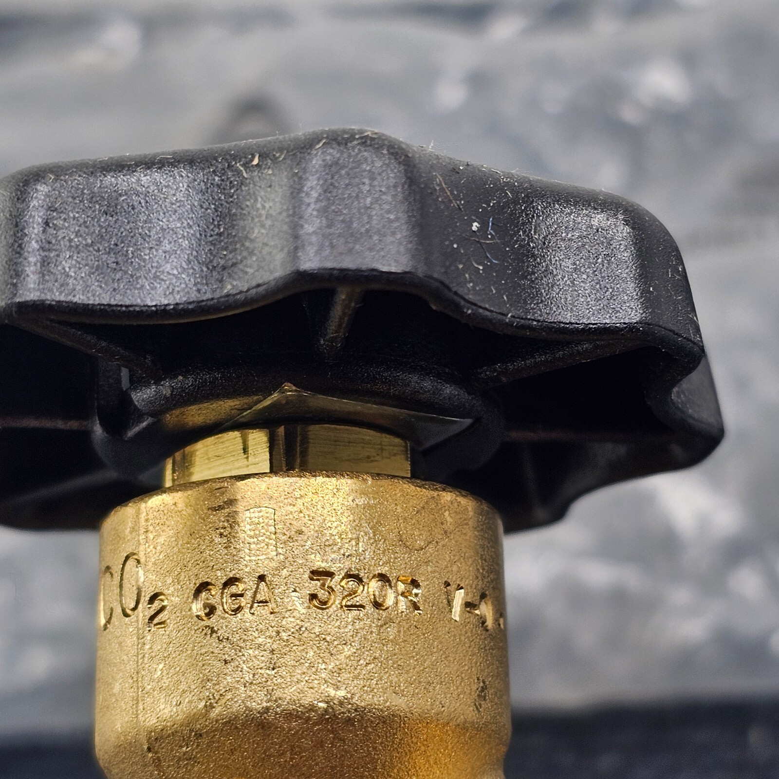 CAVAGNA CGA320R: ISO V-9, Y23-35 1.125″ 12 UNF Brass Cylinder Valve 3000PSI
