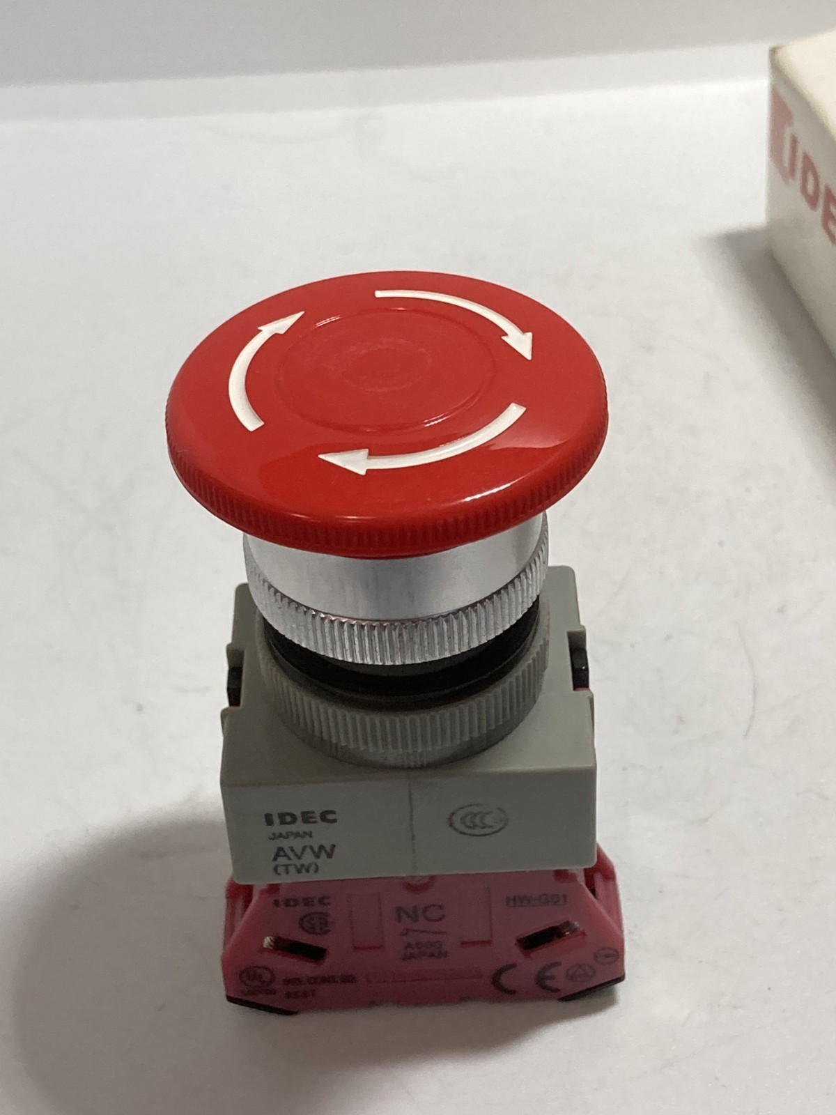 IDEC AVW401R E-STOP PUSHBUTTON RED TWIST RELEASE 1NC NIB