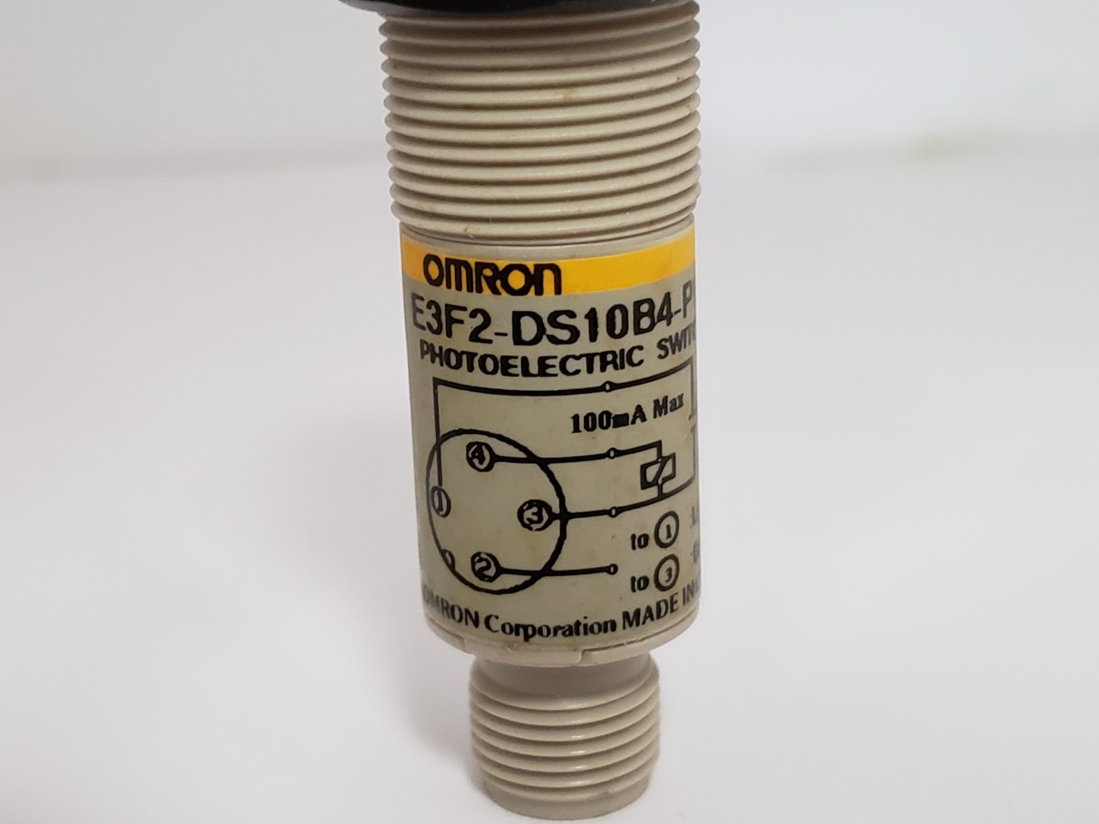 OMRON E3F2-DS10B4-P1 PHOTOELECTIC SENSOR PNP 10-30 VDC 4 PIN
