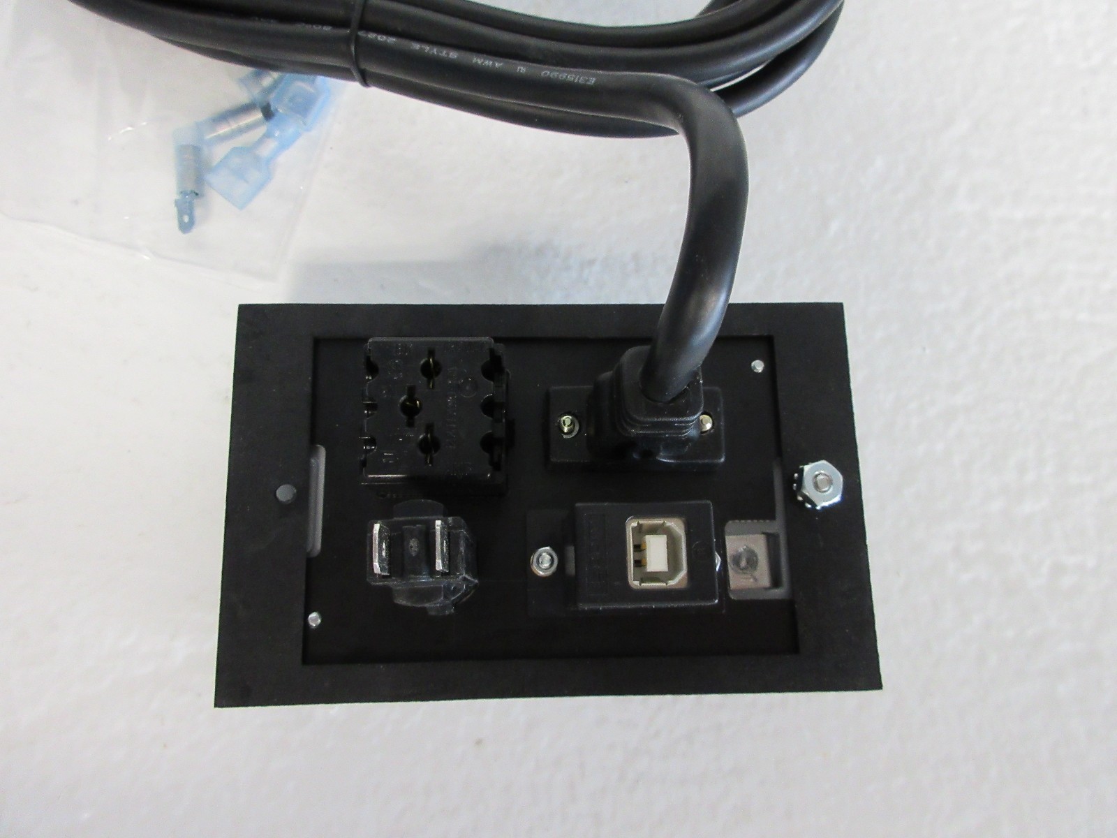 WECO PPS3-F15HD/USBA-10 NEW PROGRAM PORT / USB / OUTLET DEVICE PPS3F15HDUSBA10