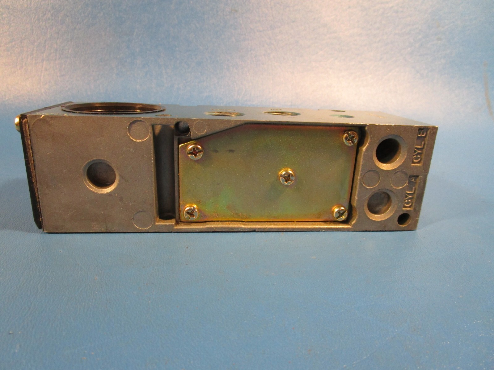 MAC 82A-CA-BKA MANIFOLD BASE, 1/4INCH NPT PORTS. For Solenoid Valve Assemblies