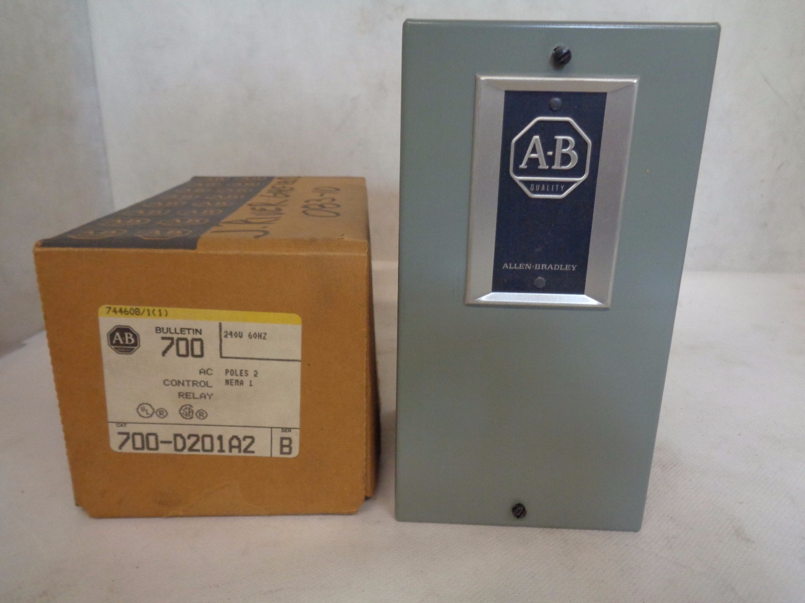 NEW ALLEN BRADLEY 700-D201A2 SER B AC CONTROL RELAY 240 V