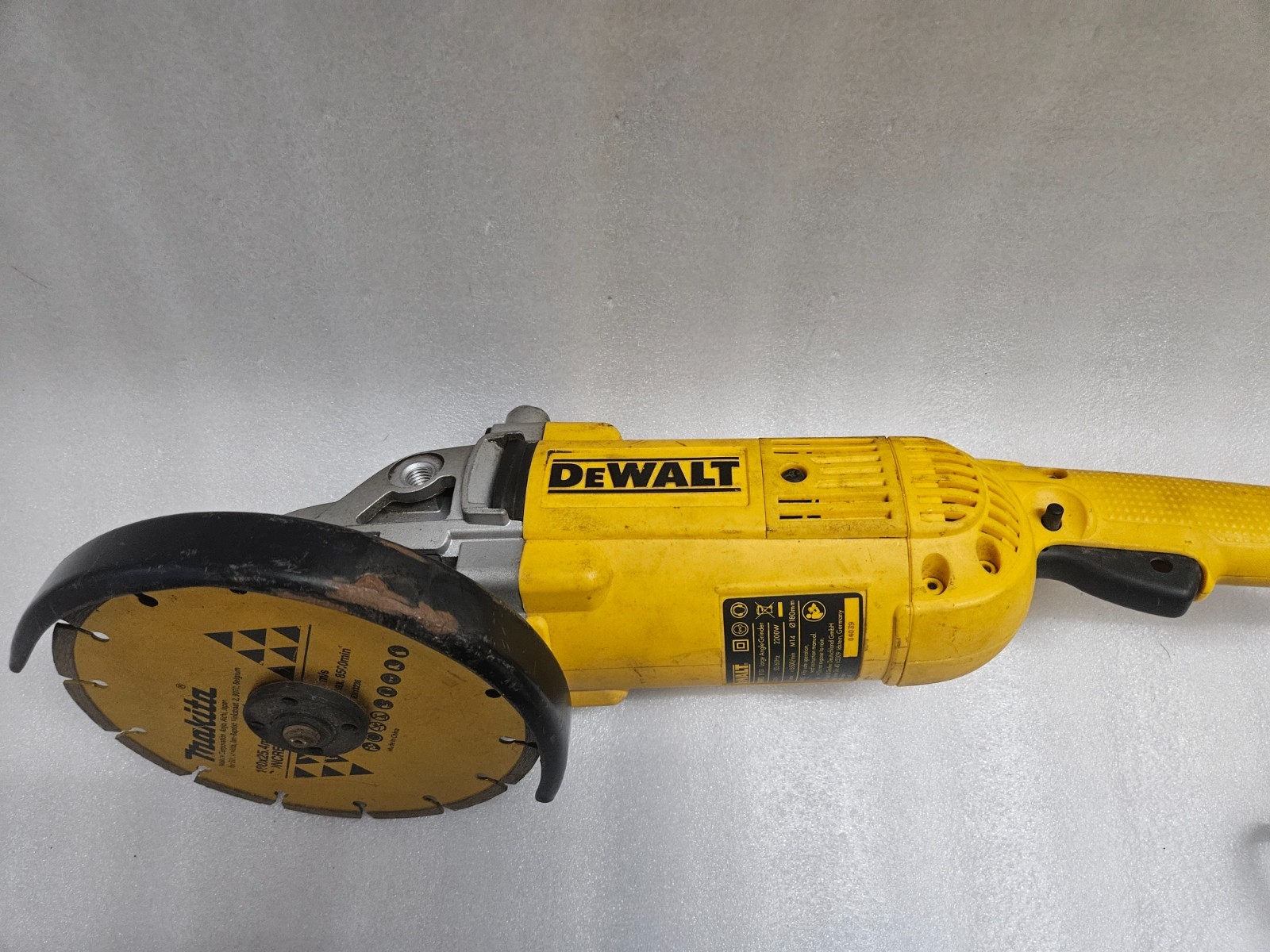 DEWALT DWE493 B101 LARGE ANGLE GRINDER 220-240V 50/60Hz 2200W