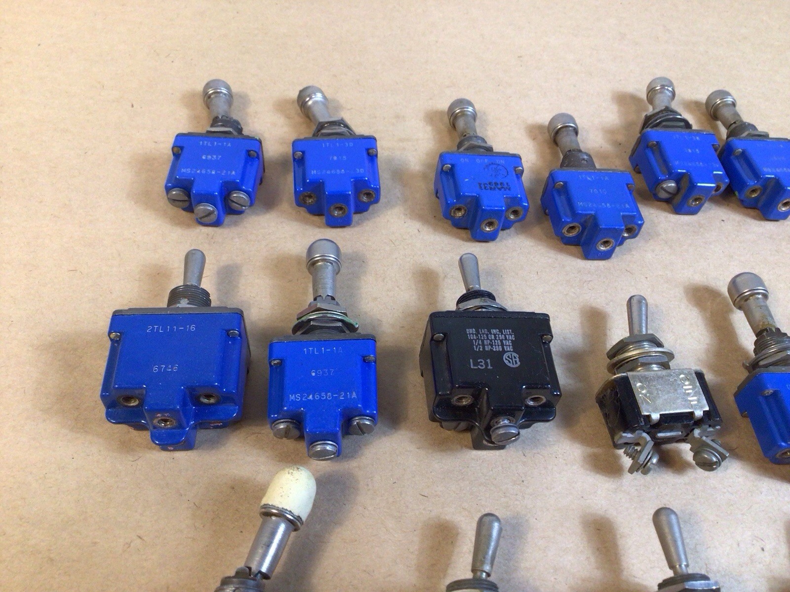 25 Pieces – Honeywell MICRO-SWITCH Large Lot Miscellaneous Switches / As Found