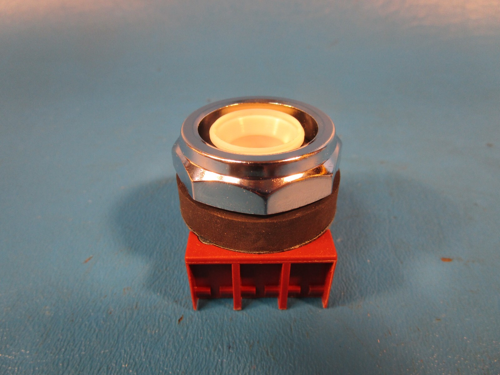 SIEMENS 3SB03-P, 30MM PUSHBUTTON, OPERATOR ONLY