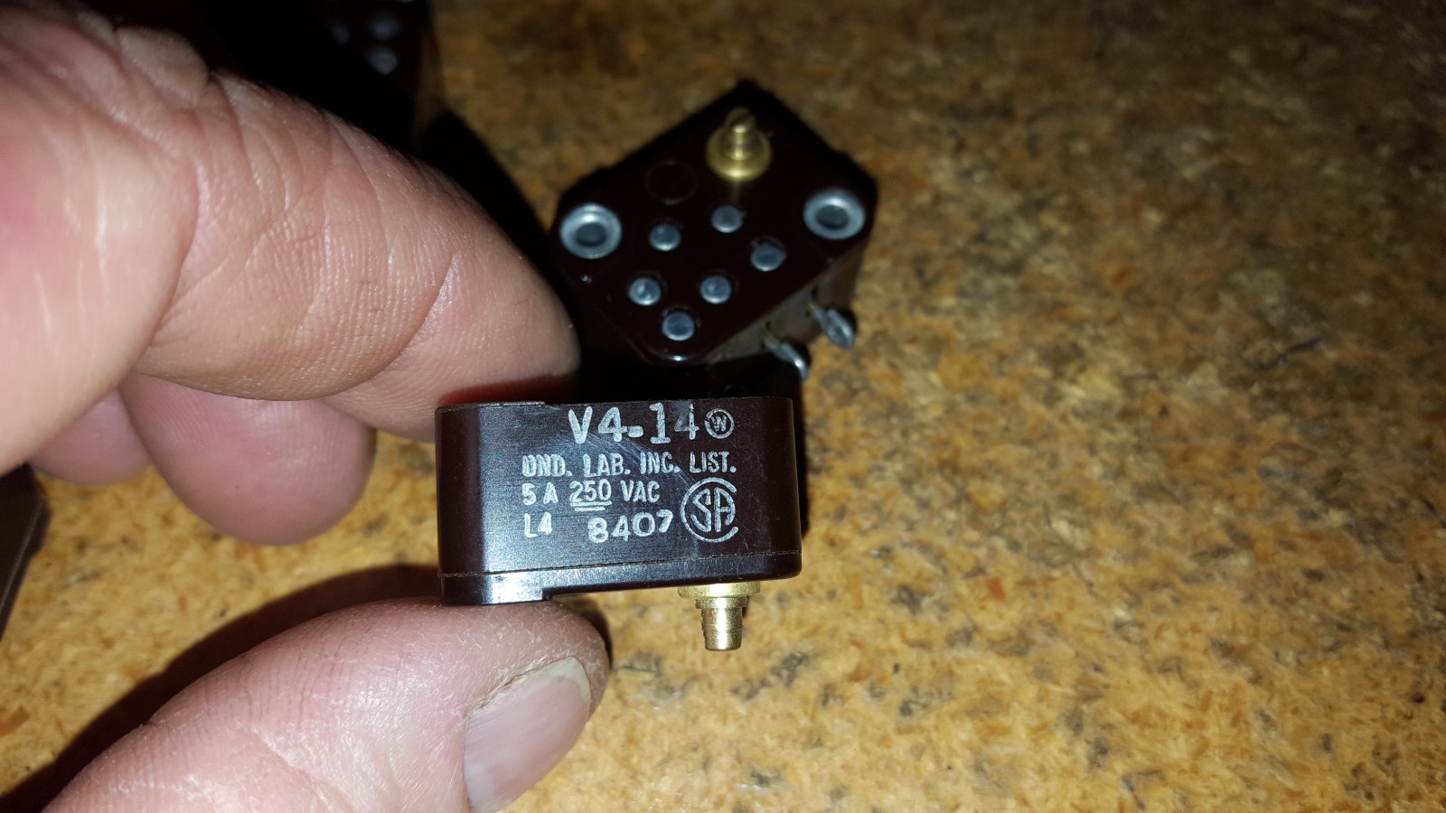 ORIGINAL MICRO SWITCH BRAND V4-14 5A 250 VAC BRAND NEW LOC TOP DSK CENTER
