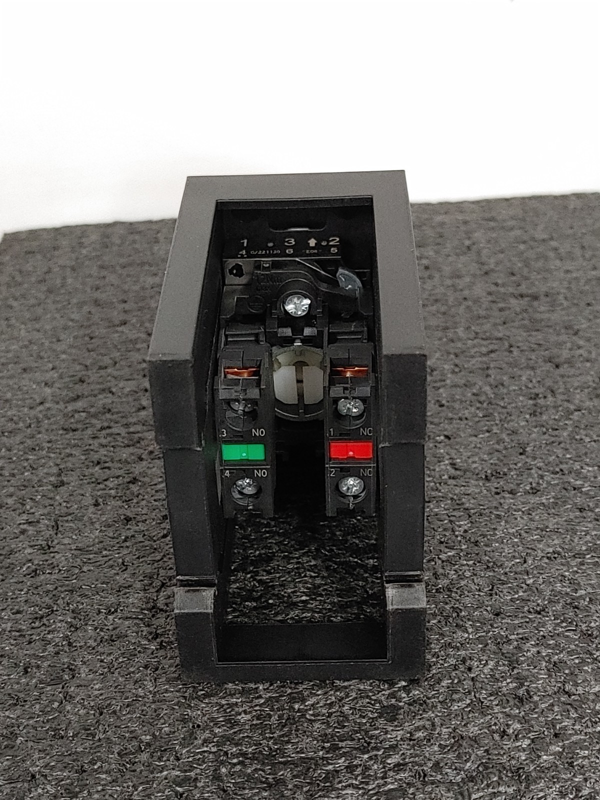 SIEMENS Key On Off Switch with 3SU1400-1AA10-1BA0 Contact Module