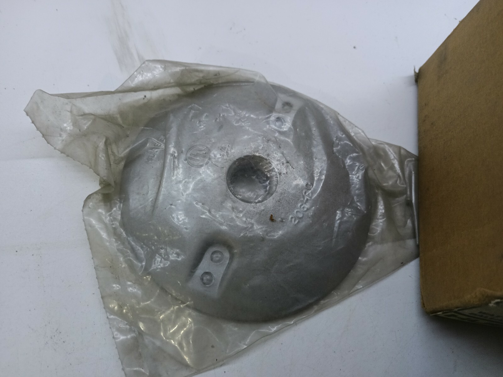 Box of 8 HUBBELL 206-BC CLUSTER COVER ROUND 1 HOLE 1/2″ NPT Gray Junction Box