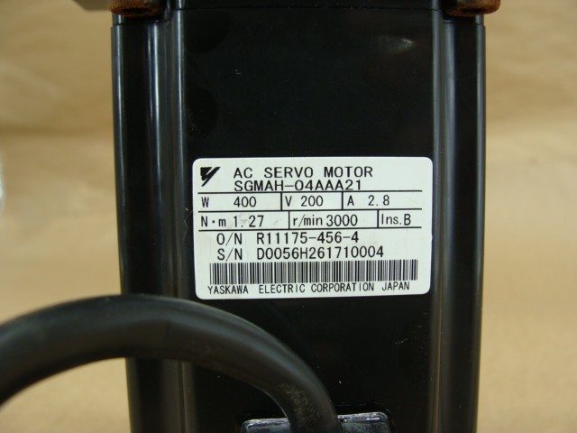 YASKAWA AC SERVO MOTOR SGMAH-04AAA21 200V 2.8A 400W R/MIN 3000 R11175-456-4