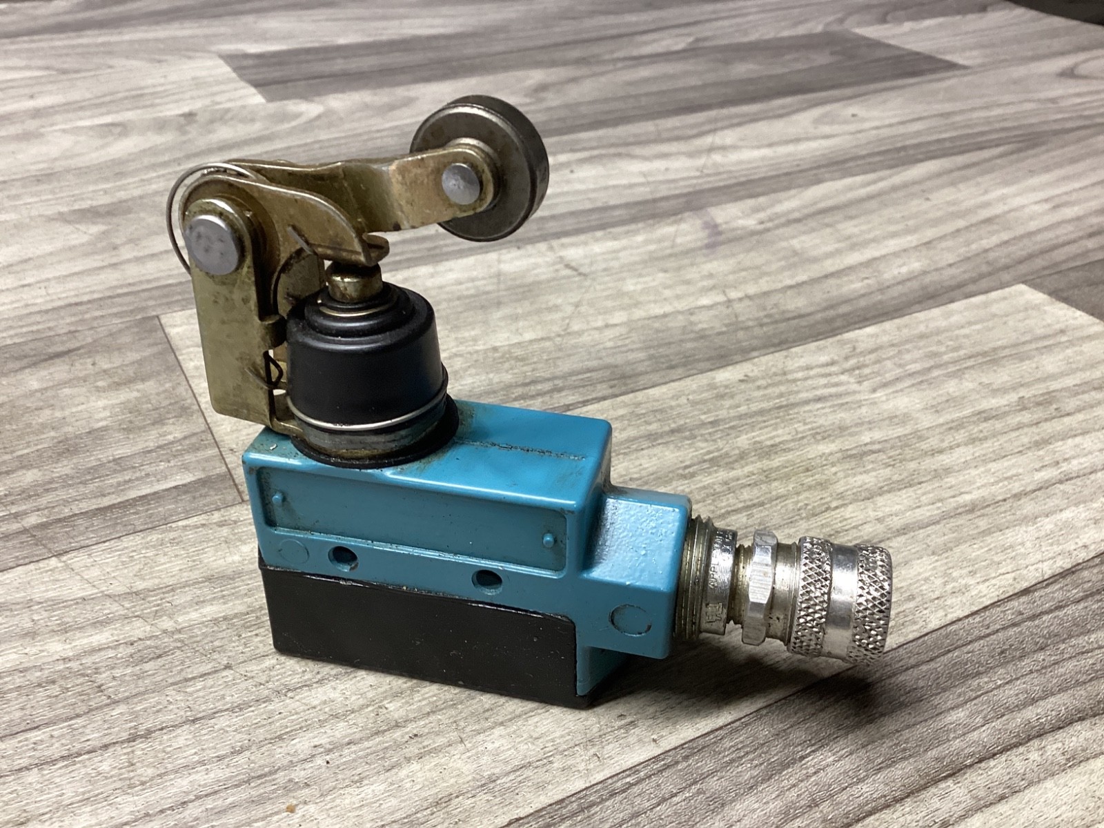 Micro BZE6-2RN2 Snap Switch #118N85
