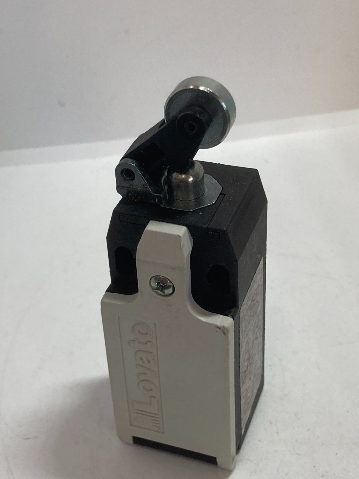 LOVATO KB C2 S02 LIMIT SWITCH ROLLER PLUNGER SNAP ACTION 2NC 690V 10A NNB