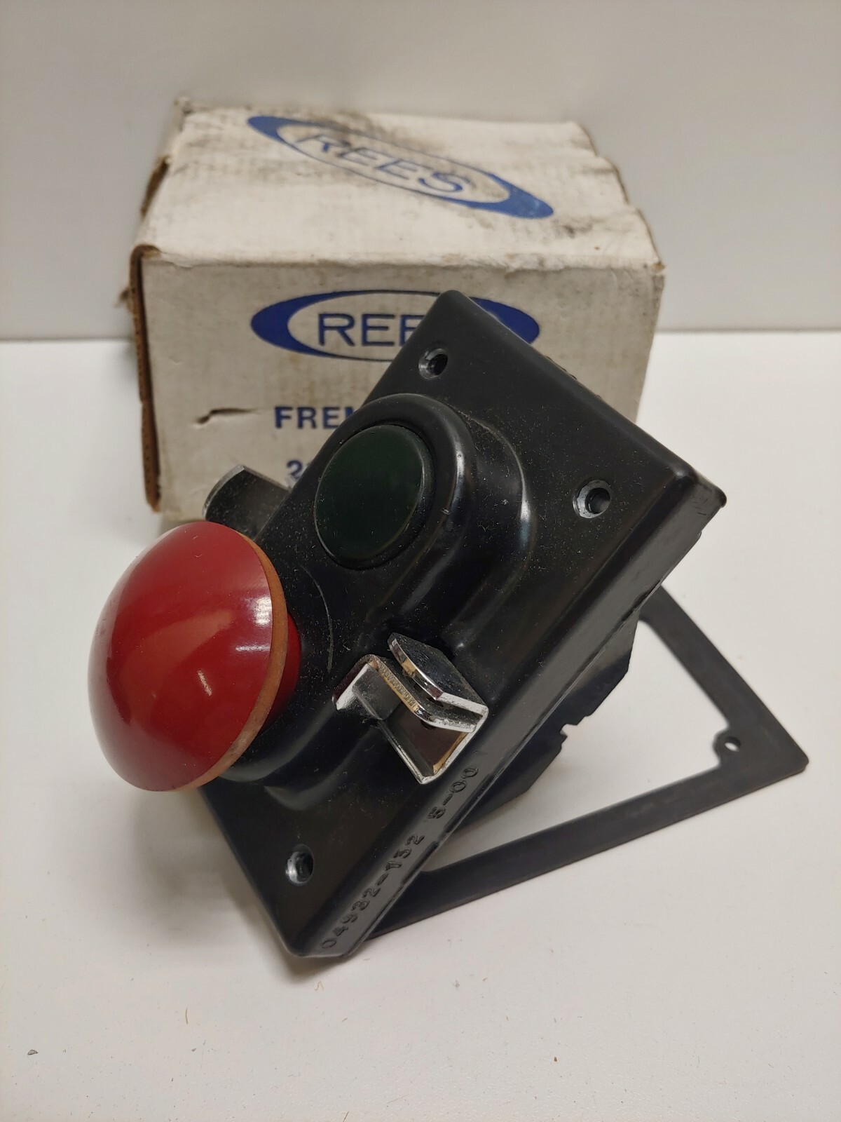 NEW OLD STOCK! REES HEAVY DUTY START/STOP PUSH BUTTON STATION 04932-132