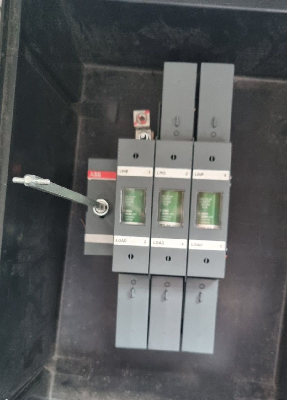 ABB DISCONNECT SWITCH OS100GJ03 100A 600VAC WITH 3 JTD90ID FUSES