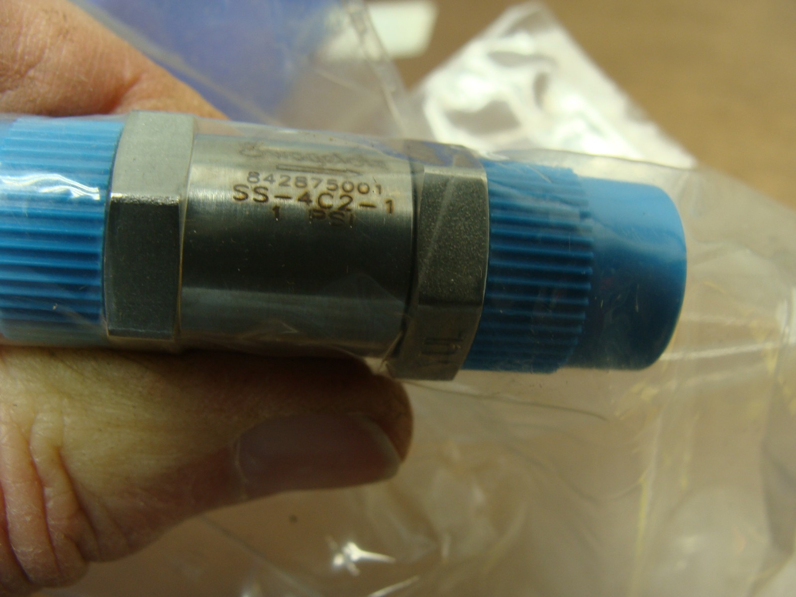 SWAGELOK SST POPPET CHECK VALVE SS-4C2-1 FIXED PRESSURE 1/4″ MNPT 1 PSIG