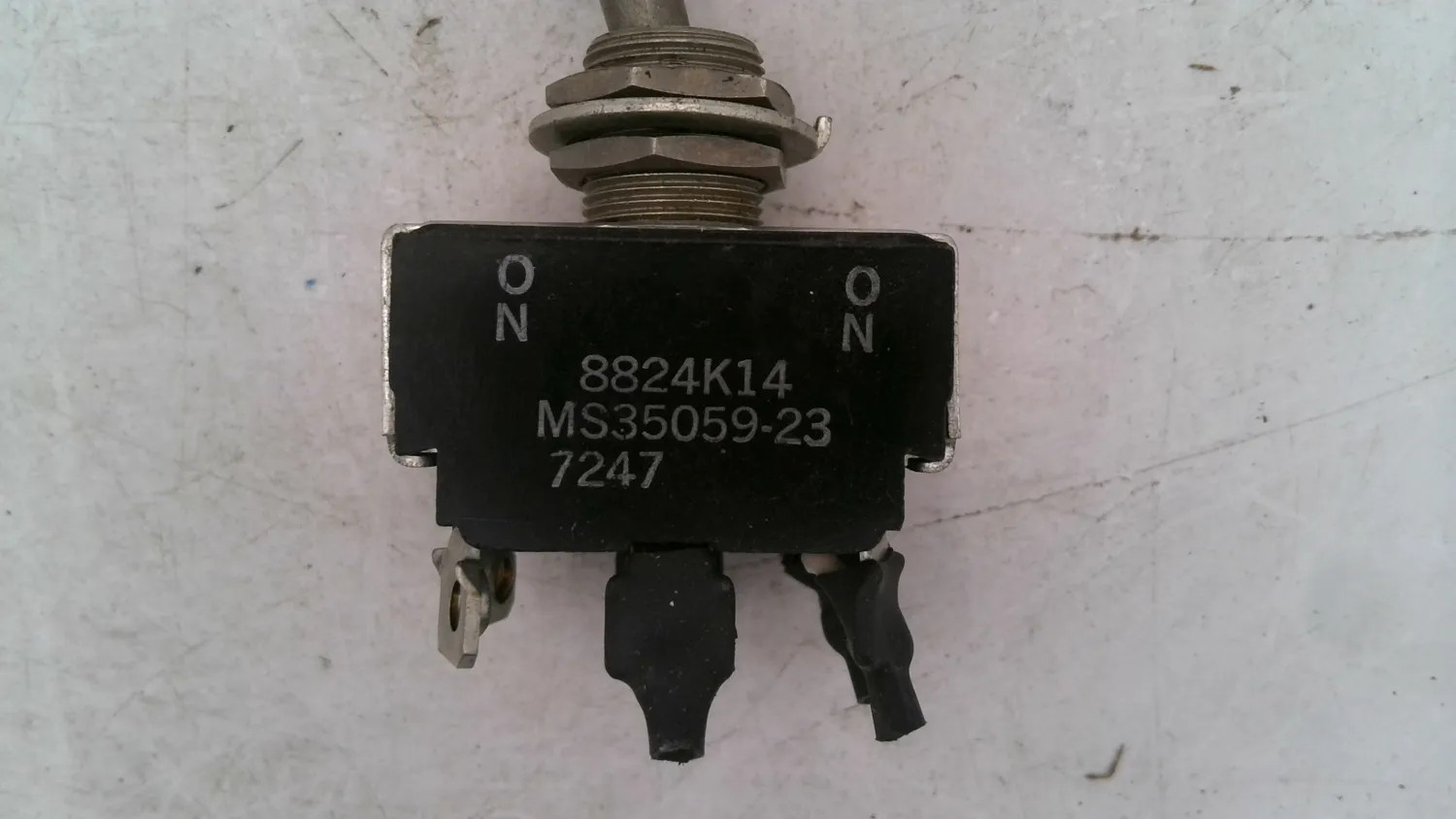 8824K14 MS35059-23 TOGGLE SWITCH PANEL MOUNT