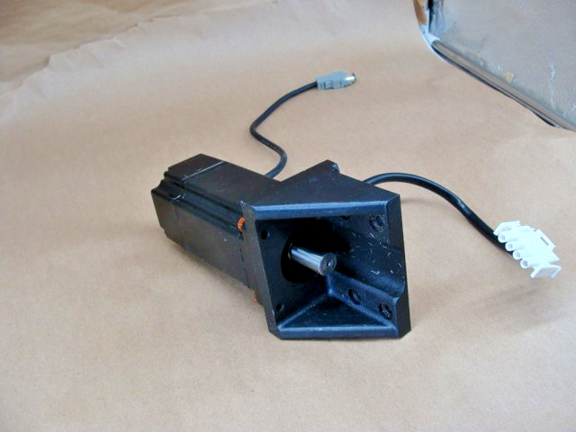 YASKAWA AC SERVO MOTOR SGMAH-04AAA21 200V 2.8A 400W R/MIN 3000 R11175-456-4