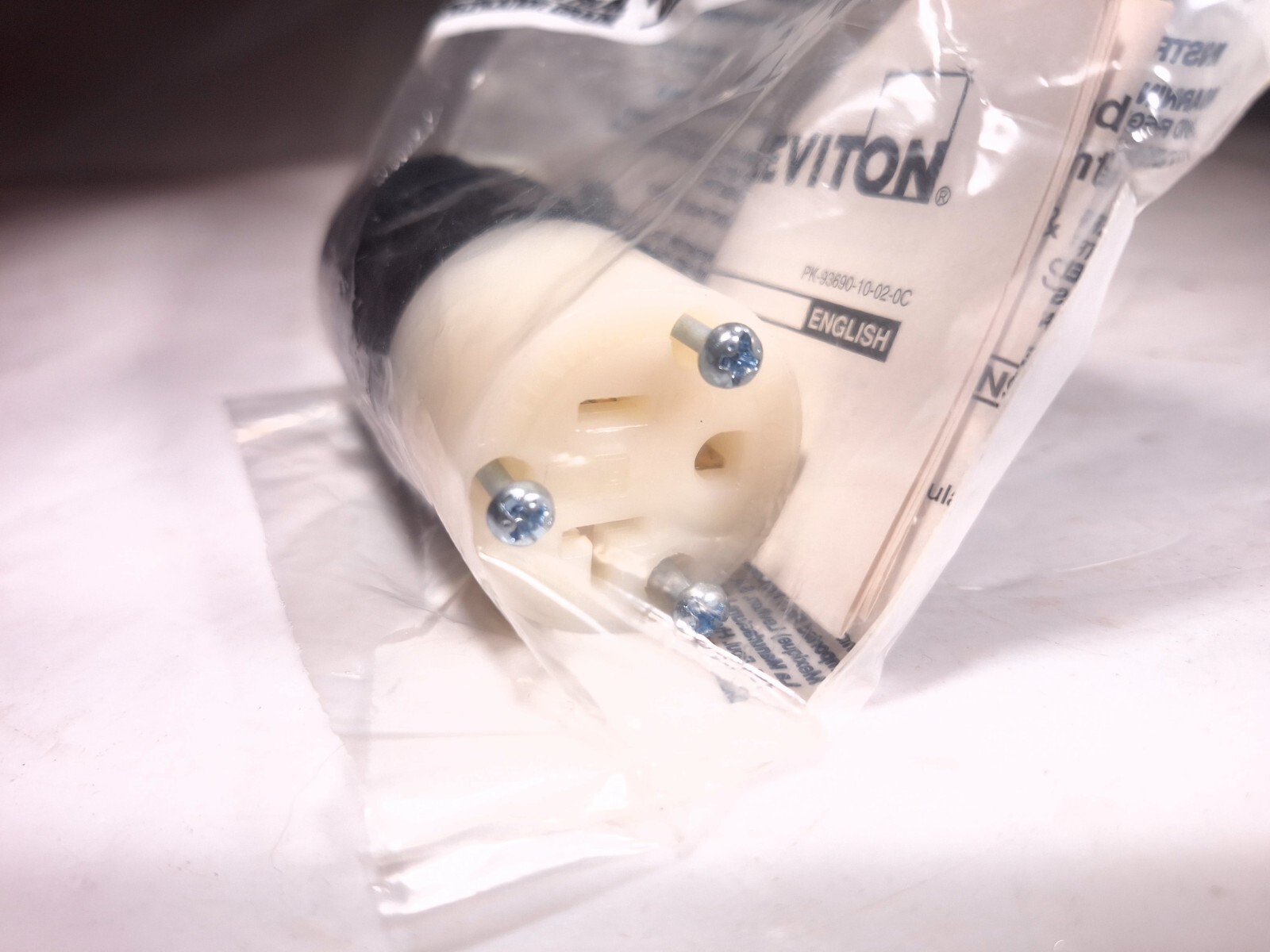 LEVITON 5369-C GROUNDING CONNECTOR 2P 3W 20A 125V NEMA 5-20R 5369C