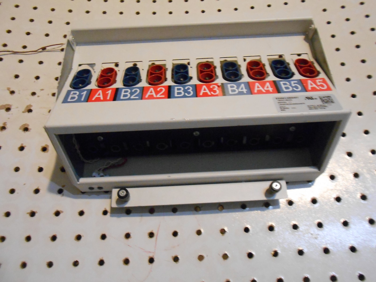 UNUSED ABB EDGECABG401 1600213820A SERIES 1:1 AB POWER DISTRIBUTOR SCRATCHES