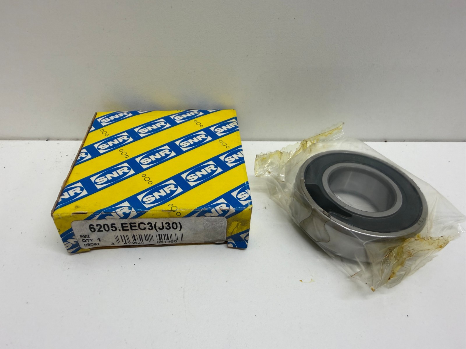 NEW IN BOX! SNR DEEP GROOVE BALL BEARING 6205.EEC3