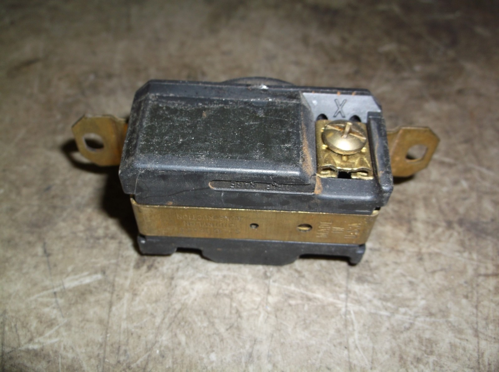 Leviton Nema L5-20-R 20A 125V Twist Lock Receptacle WC596/94-1 *FREE SHIPPING*