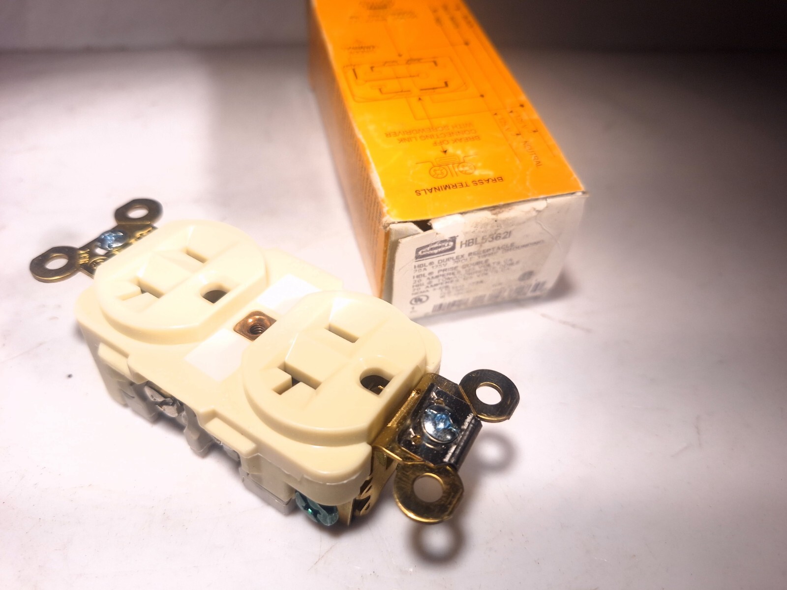 HUBBELL HBL5362I DUPLEX RECEPTACLE IVORY 20A 125VAC NEMA 5-20R – 11 AVAILABLE