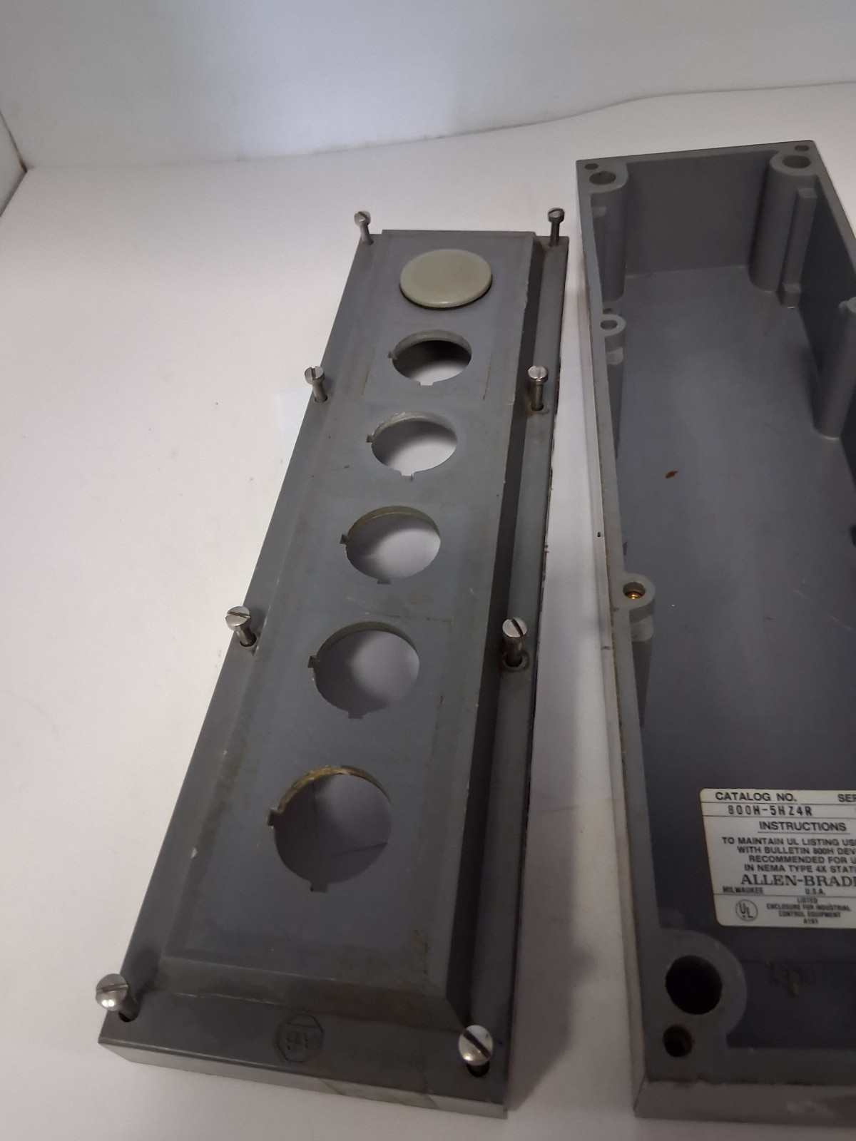 ALLEN BRADLEY 800H-5HZ4R PUSHBUTTON ENCLOSURE 5 OR 6 HOLE FIBER GLASS SERIES C