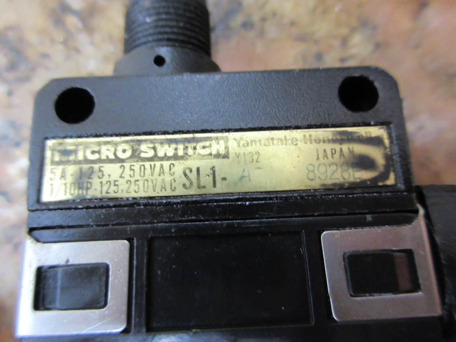 MORI SEIKI MV-40B MICRO SWITCH YAMATAKE SL1-A Y132 LOT OF 7 PIECES