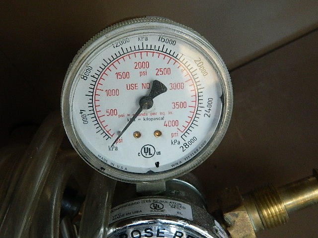 Airgas 2121351 15-500-BV Regulator with Dwyer Flowmeter VFB-65-SSV T27AG
