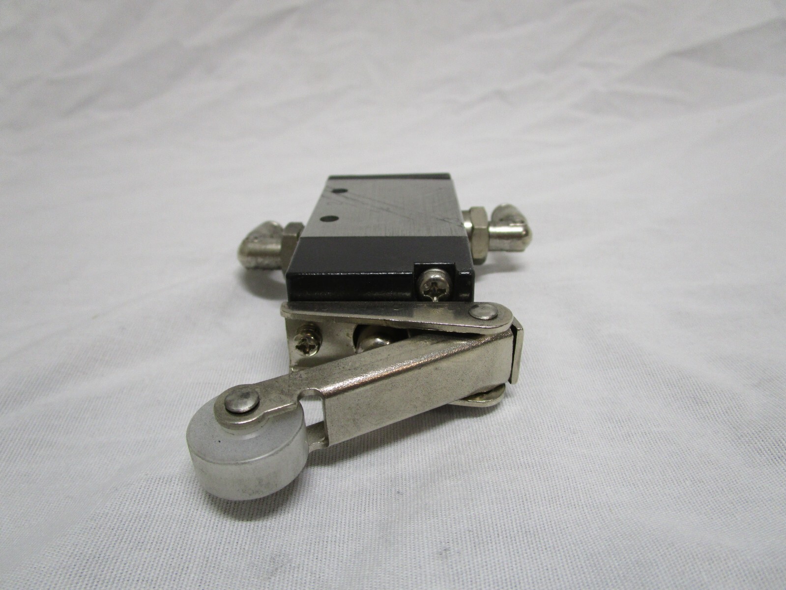 NEW INGERSOLL RAND ARO M252RS 1/4″ INLET 3-WAY 2-POSITION ROLLER LEVER ACTUATOR
