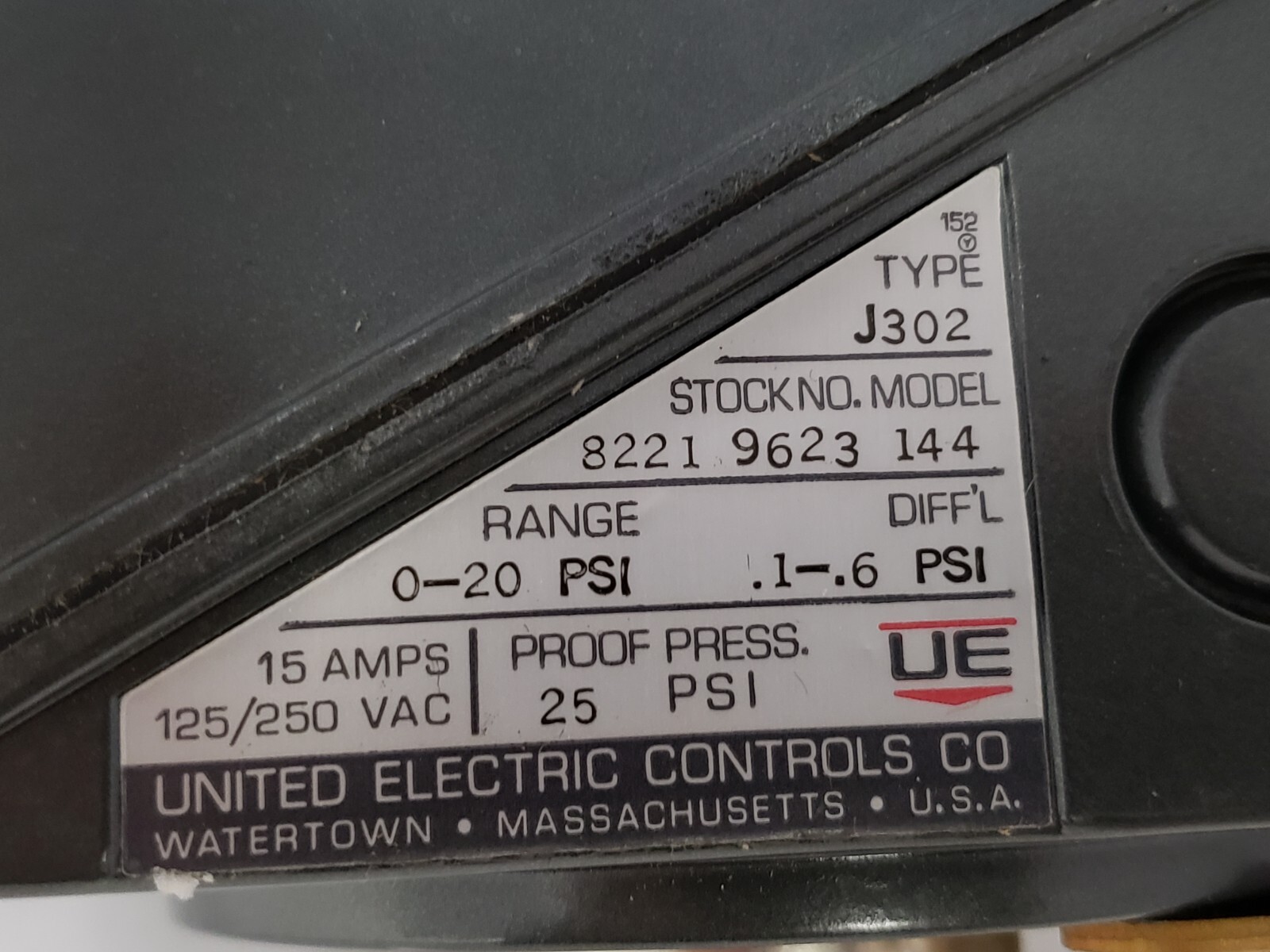 UNITED ELECTRIC J302 8211 9623 144 PRESSURE SWITCH 15A 125/250VAC NIB